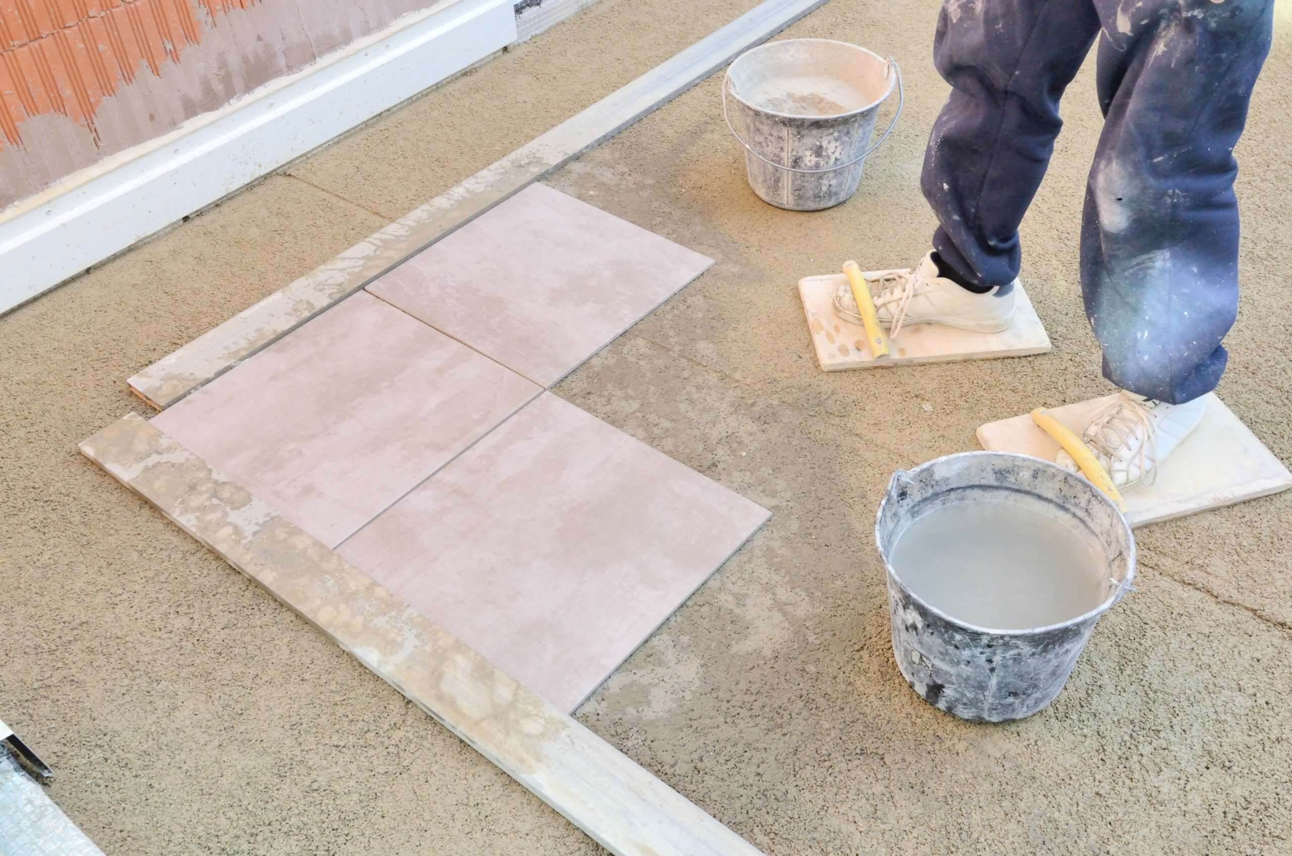 Pose du carrelage sur une terrasse